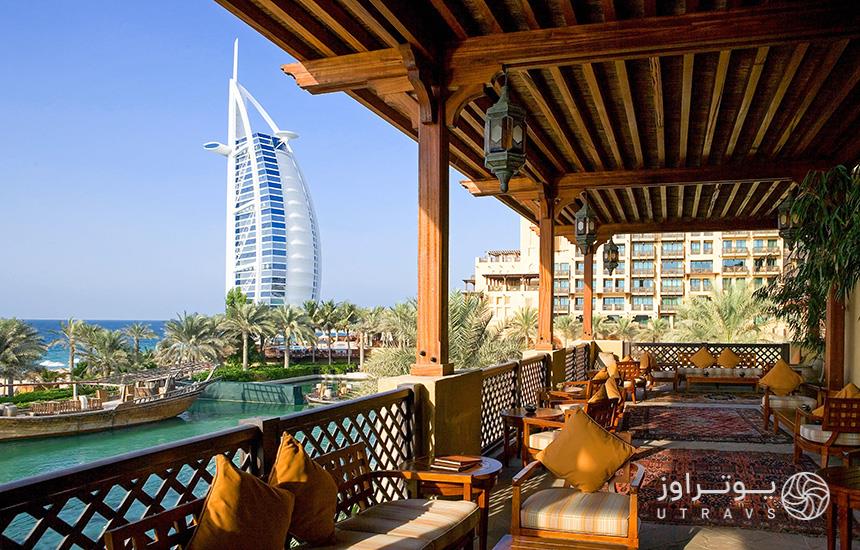 تصویری از فضای داخلی یک رستوران در پارک آبی وایلد وادی دبی؛ فضایی با سقف و تخت‌های چوبی